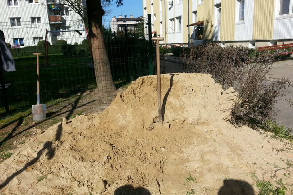 Zamość: Powstaje plac zabaw przy ul. Poniatowskiego [FOTO]