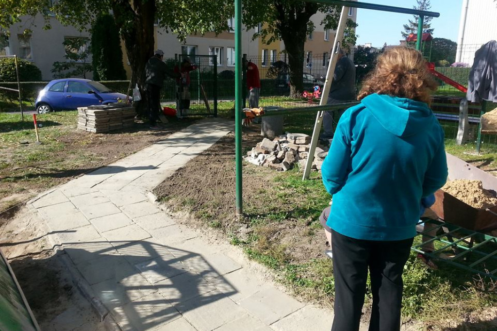 Zamość: Powstaje plac zabaw przy ul. Poniatowskiego [FOTO]