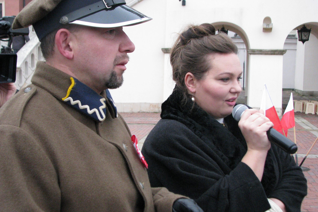 Zamość: Biało-czerwona flaga z 1000 róż [FOTO]