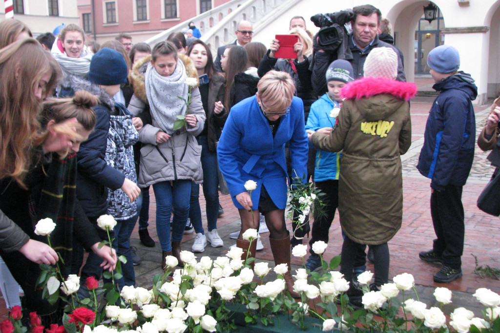 Zamość: Biało-czerwona flaga z 1000 róż [FOTO]