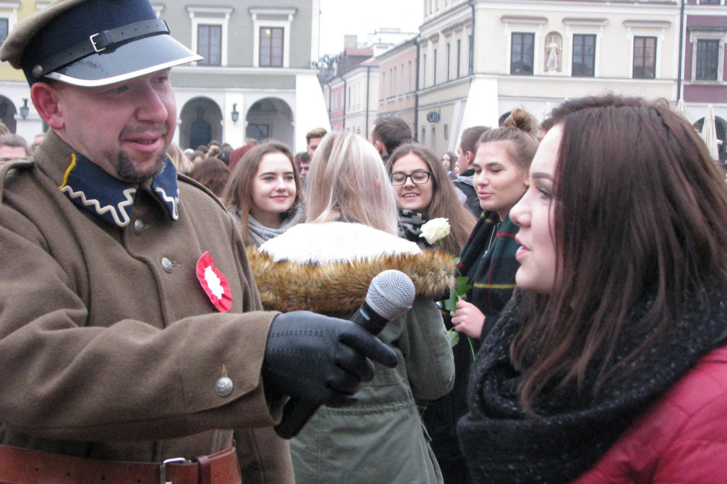 Zamość: Biało-czerwona flaga z 1000 róż [FOTO]