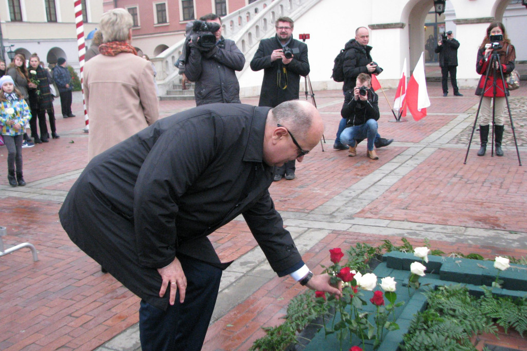 Zamość: Biało-czerwona flaga z 1000 róż [FOTO]