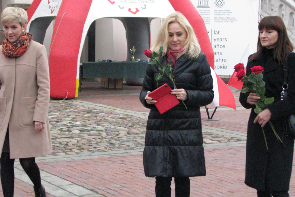 Zamość: Biało-czerwona flaga z 1000 róż [FOTO]