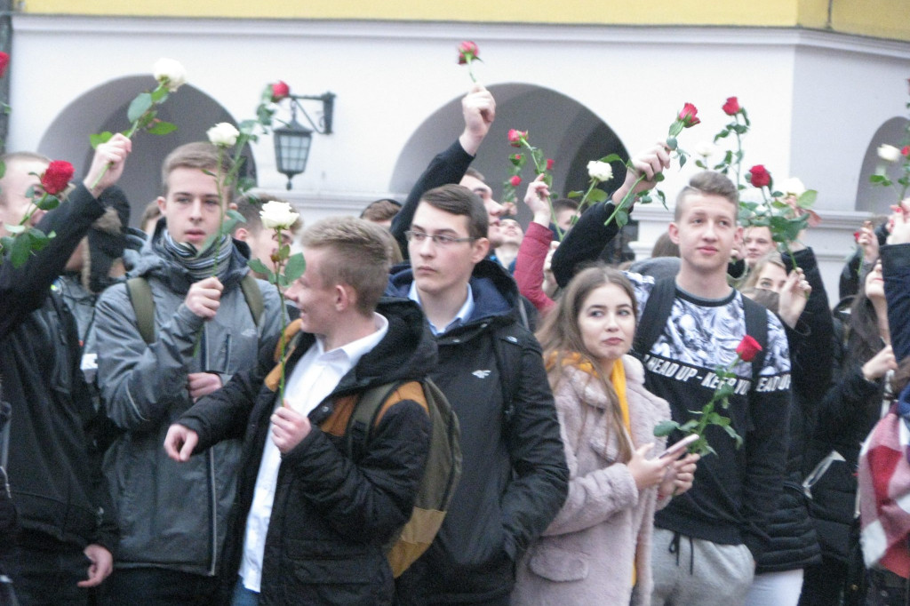 Zamość: Biało-czerwona flaga z 1000 róż [FOTO]