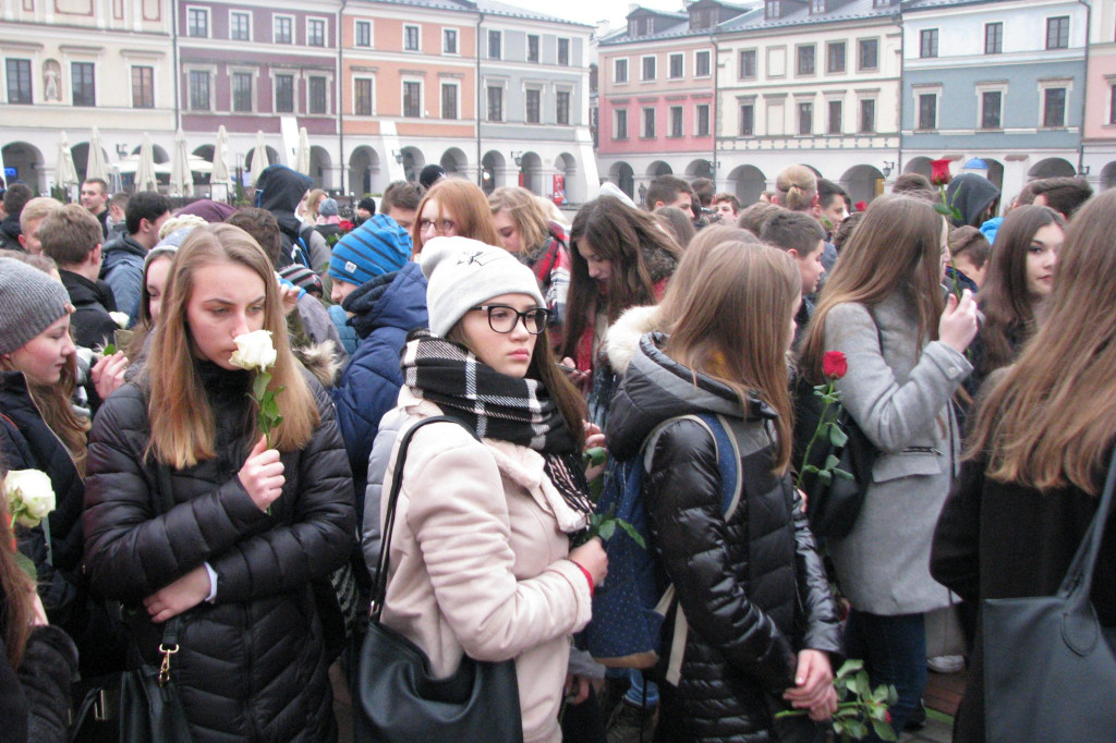Zamość: Biało-czerwona flaga z 1000 róż [FOTO]