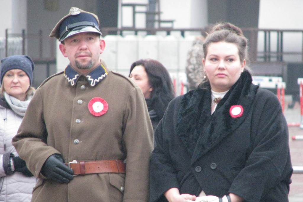 Zamość: Biało-czerwona flaga z 1000 róż [FOTO]