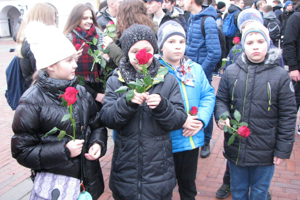 Zamość: Biało-czerwona flaga z 1000 róż [FOTO]