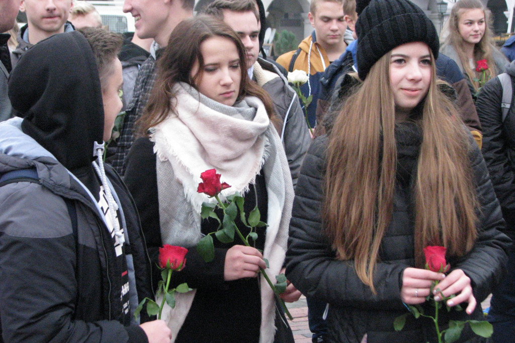 Zamość: Biało-czerwona flaga z 1000 róż [FOTO]