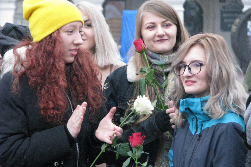 Zamość: Biało-czerwona flaga z 1000 róż [FOTO]