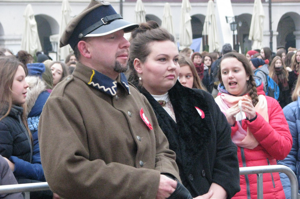 Zamość: Biało-czerwona flaga z 1000 róż [FOTO]