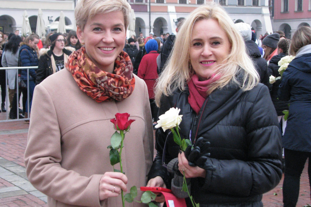 Zamość: Biało-czerwona flaga z 1000 róż [FOTO]