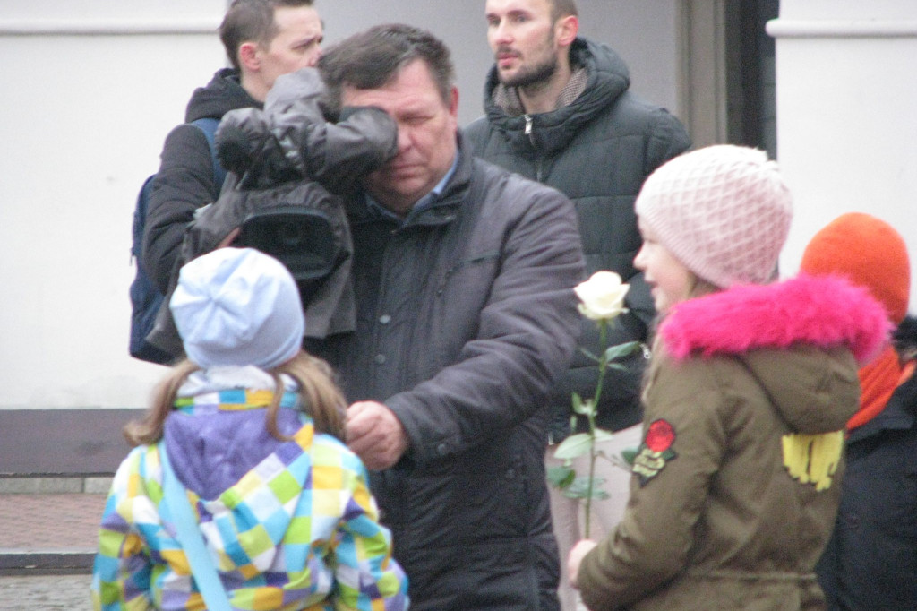 Zamość: Biało-czerwona flaga z 1000 róż [FOTO]