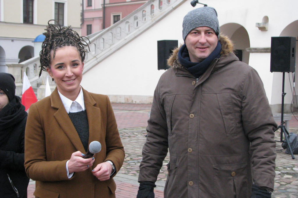 Zamość: Biało-czerwona flaga z 1000 róż [FOTO]
