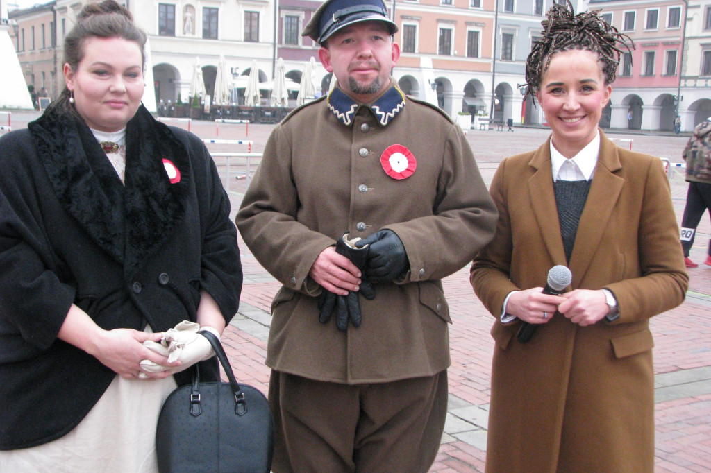 Zamość: Biało-czerwona flaga z 1000 róż [FOTO]