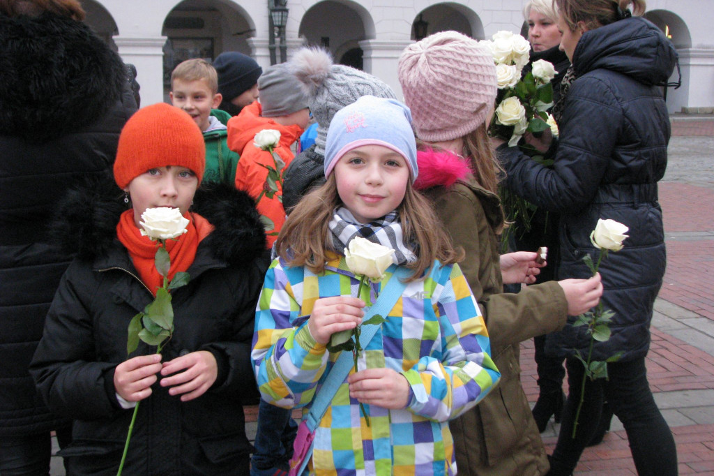 Zamość: Biało-czerwona flaga z 1000 róż [FOTO]