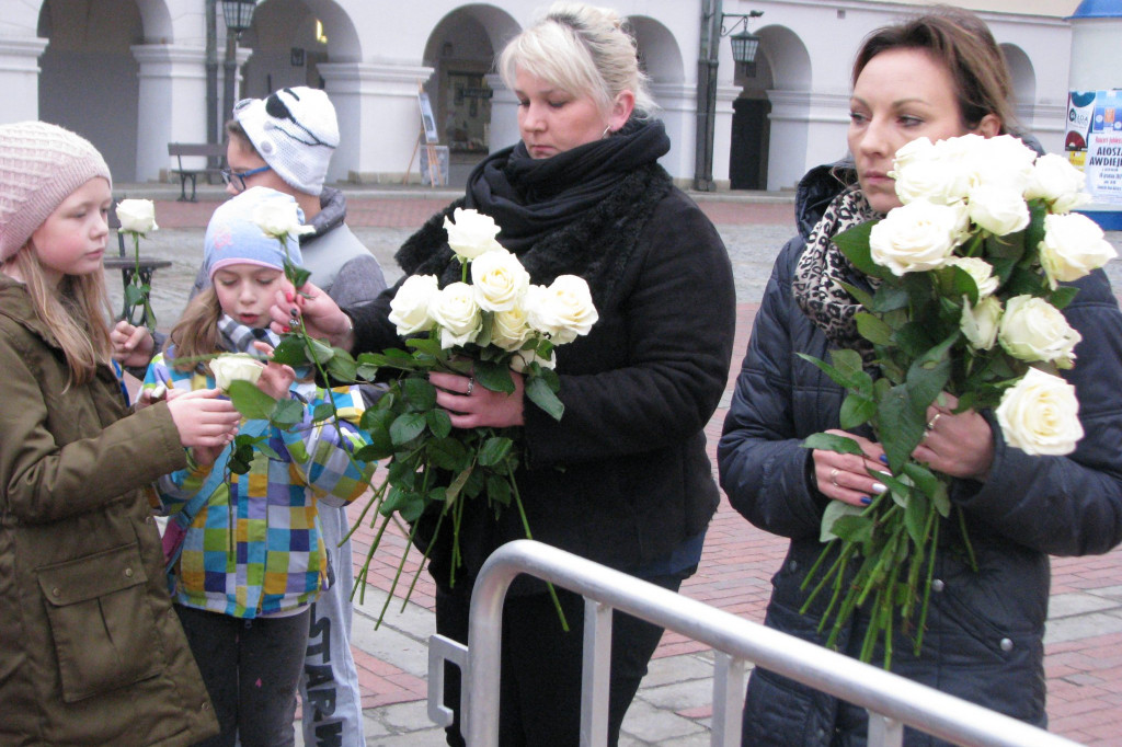 Zamość: Biało-czerwona flaga z 1000 róż [FOTO]
