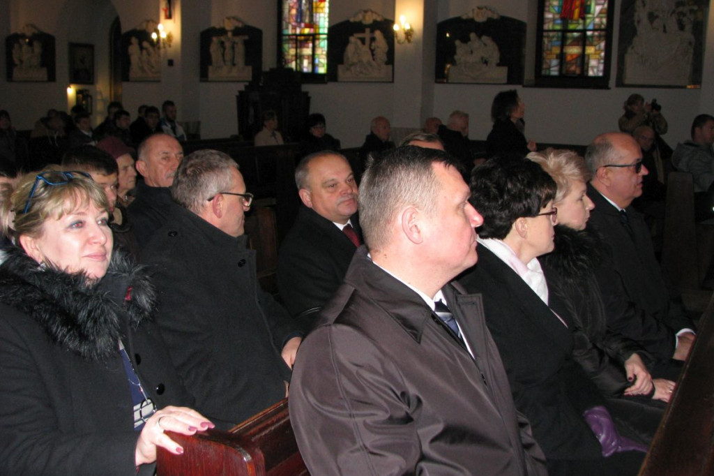 Zamość: 75. rocznica wysiedleń na Zamojszczyźnie - odsłonięcie tablicy w ZSP Nr 4 [FOTO]