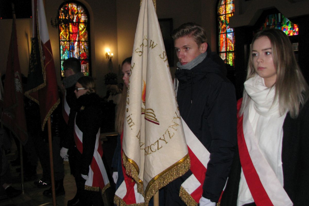 Zamość: 75. rocznica wysiedleń na Zamojszczyźnie - odsłonięcie tablicy w ZSP Nr 4 [FOTO]