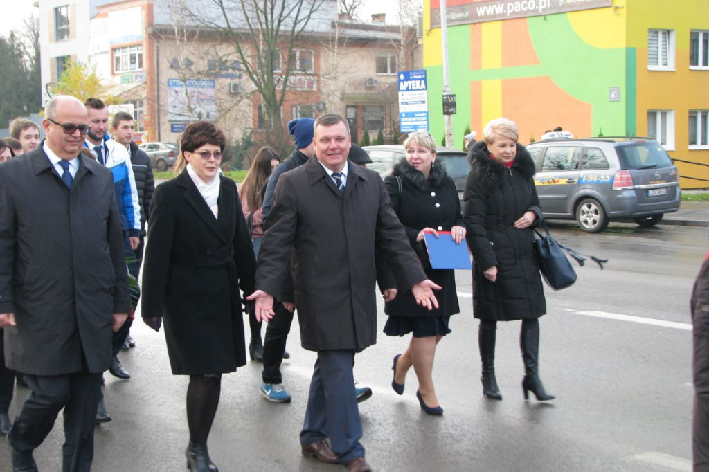 Zamość: 75. rocznica wysiedleń na Zamojszczyźnie - odsłonięcie tablicy w ZSP Nr 4 [FOTO]