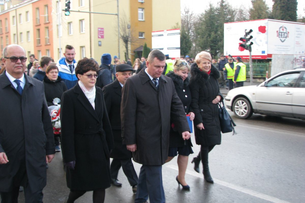 Zamość: 75. rocznica wysiedleń na Zamojszczyźnie - odsłonięcie tablicy w ZSP Nr 4 [FOTO]