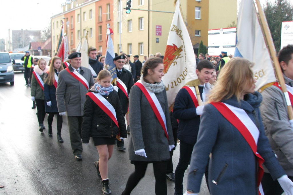 Zamość: 75. rocznica wysiedleń na Zamojszczyźnie - odsłonięcie tablicy w ZSP Nr 4 [FOTO]
