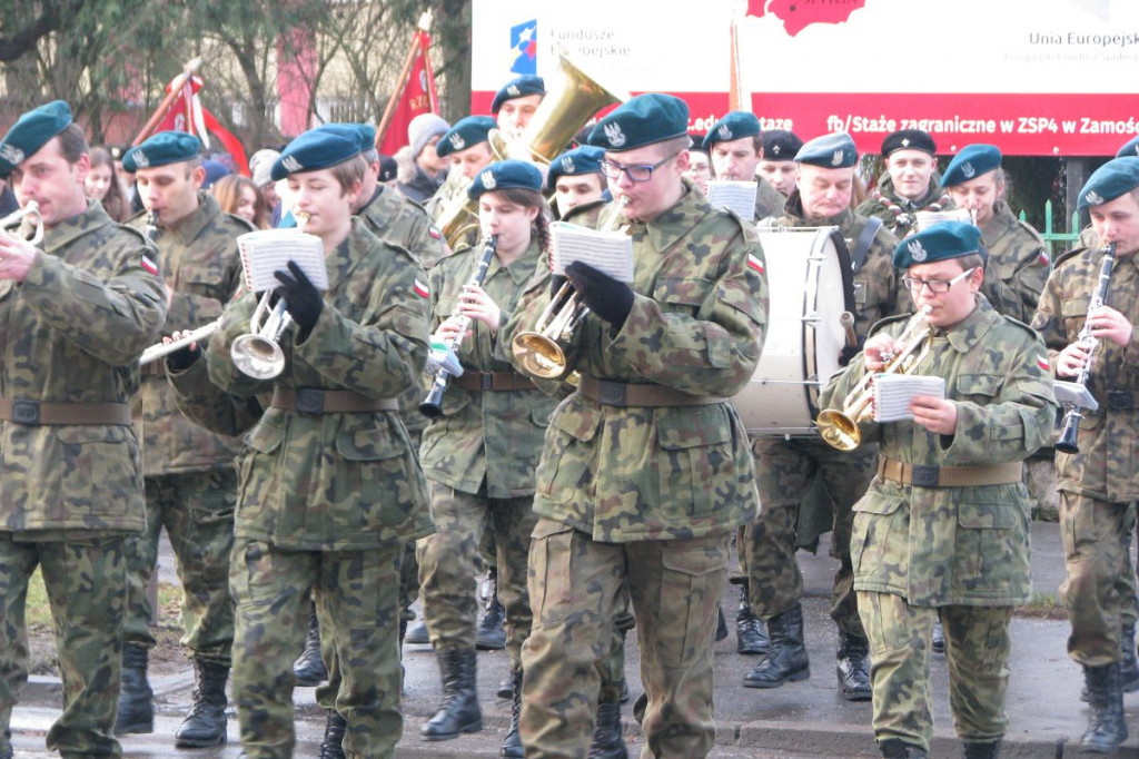 Zamość: 75. rocznica wysiedleń na Zamojszczyźnie - odsłonięcie tablicy w ZSP Nr 4 [FOTO]