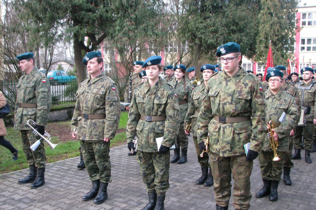 Zamość: 75. rocznica wysiedleń na Zamojszczyźnie - odsłonięcie tablicy w ZSP Nr 4 [FOTO]