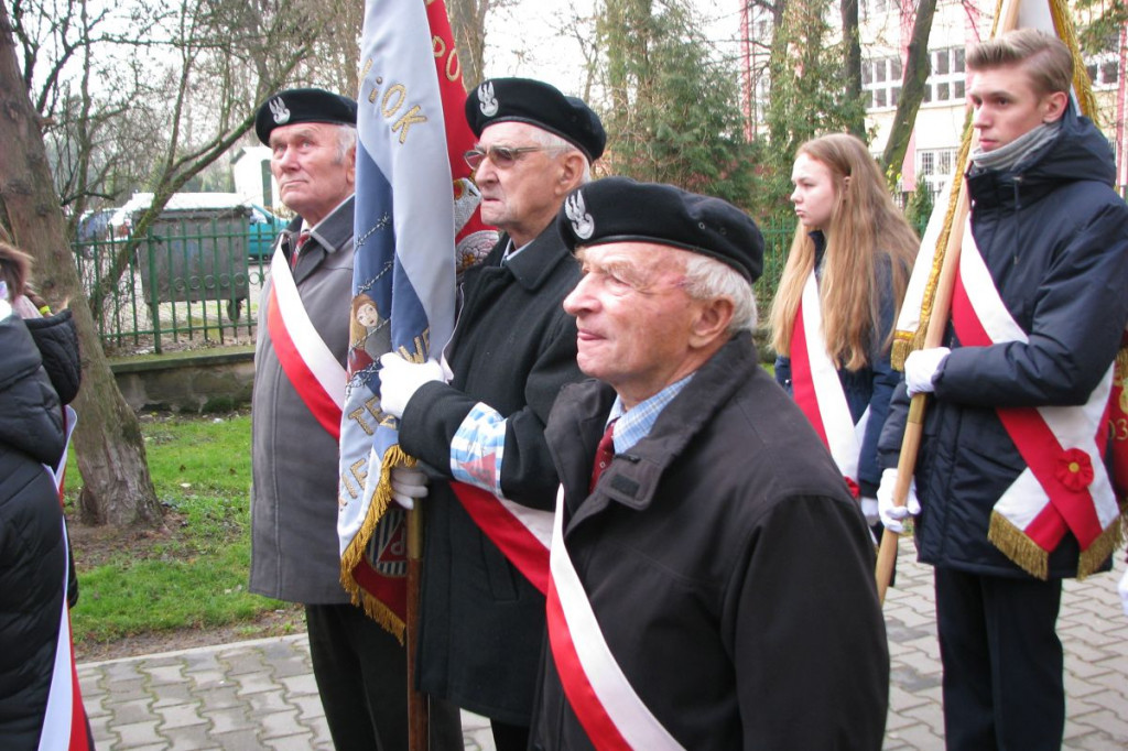 Zamość: 75. rocznica wysiedleń na Zamojszczyźnie - odsłonięcie tablicy w ZSP Nr 4 [FOTO]