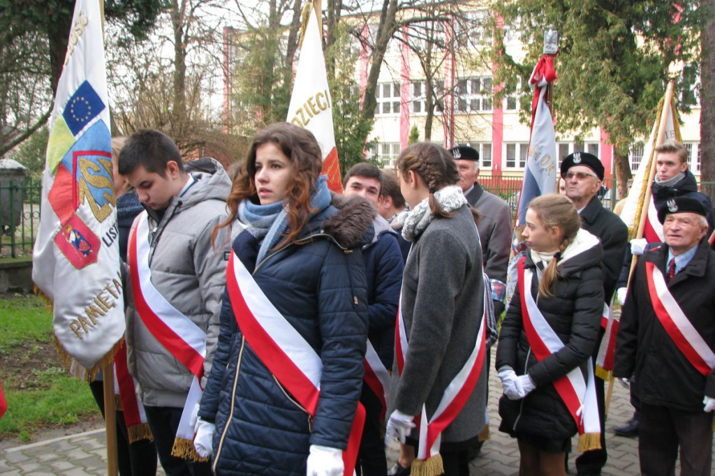 Zamość: 75. rocznica wysiedleń na Zamojszczyźnie - odsłonięcie tablicy w ZSP Nr 4 [FOTO]