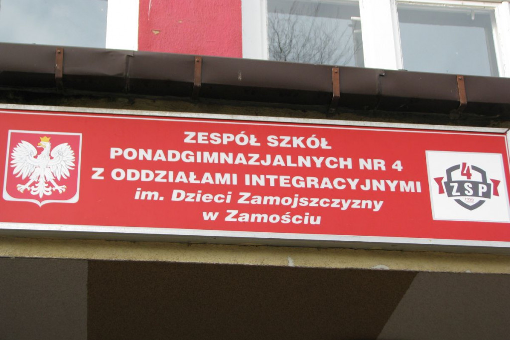 Zamość: 75. rocznica wysiedleń na Zamojszczyźnie - odsłonięcie tablicy w ZSP Nr 4 [FOTO]