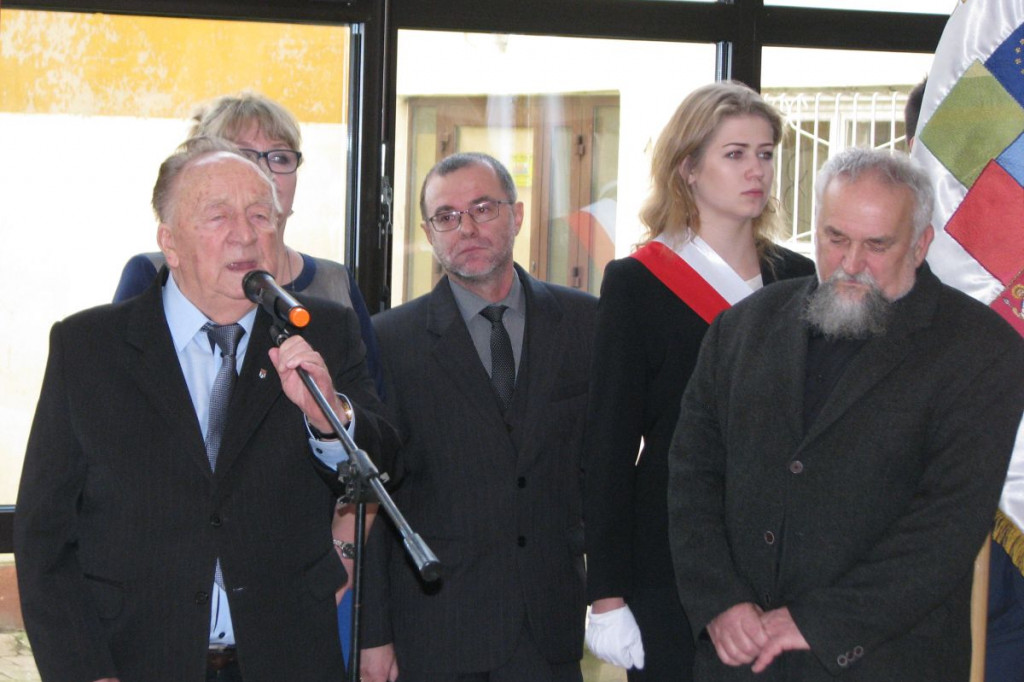 Zamość: 75. rocznica wysiedleń na Zamojszczyźnie - odsłonięcie tablicy w ZSP Nr 4 [FOTO]