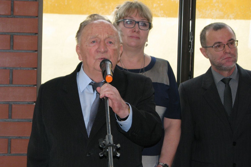 Zamość: 75. rocznica wysiedleń na Zamojszczyźnie - odsłonięcie tablicy w ZSP Nr 4 [FOTO]