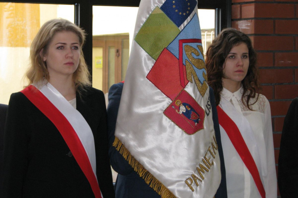 Zamość: 75. rocznica wysiedleń na Zamojszczyźnie - odsłonięcie tablicy w ZSP Nr 4 [FOTO]