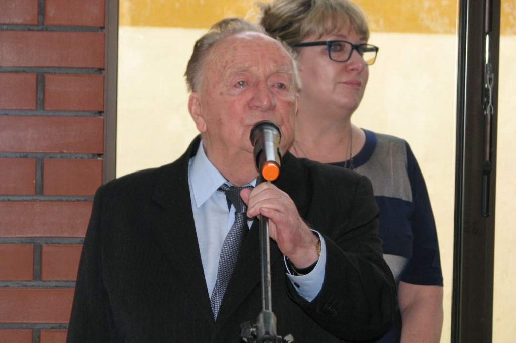 Zamość: 75. rocznica wysiedleń na Zamojszczyźnie - odsłonięcie tablicy w ZSP Nr 4 [FOTO]