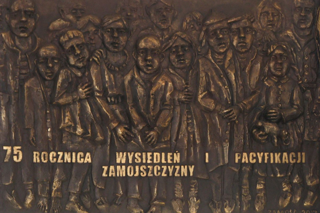Zamość: 75. rocznica wysiedleń na Zamojszczyźnie - odsłonięcie tablicy w ZSP Nr 4 [FOTO]