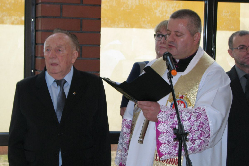 Zamość: 75. rocznica wysiedleń na Zamojszczyźnie - odsłonięcie tablicy w ZSP Nr 4 [FOTO]