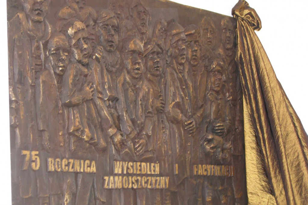 Zamość: 75. rocznica wysiedleń na Zamojszczyźnie - odsłonięcie tablicy w ZSP Nr 4 [FOTO]