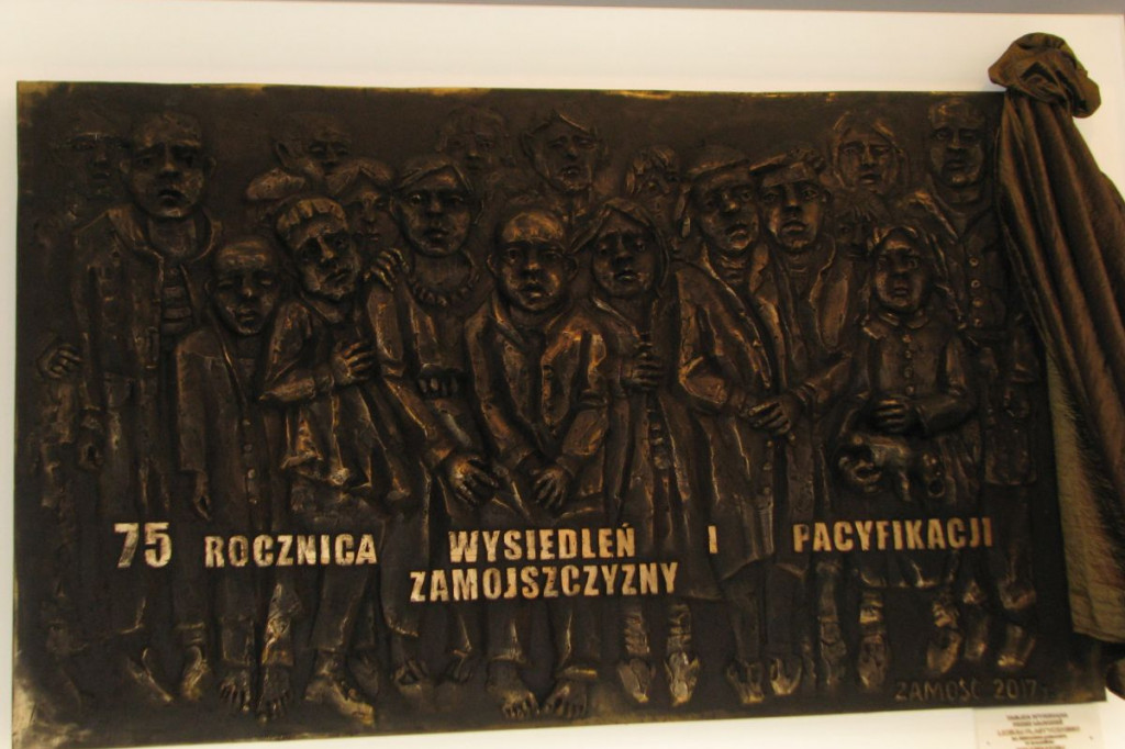 Zamość: 75. rocznica wysiedleń na Zamojszczyźnie - odsłonięcie tablicy w ZSP Nr 4 [FOTO]