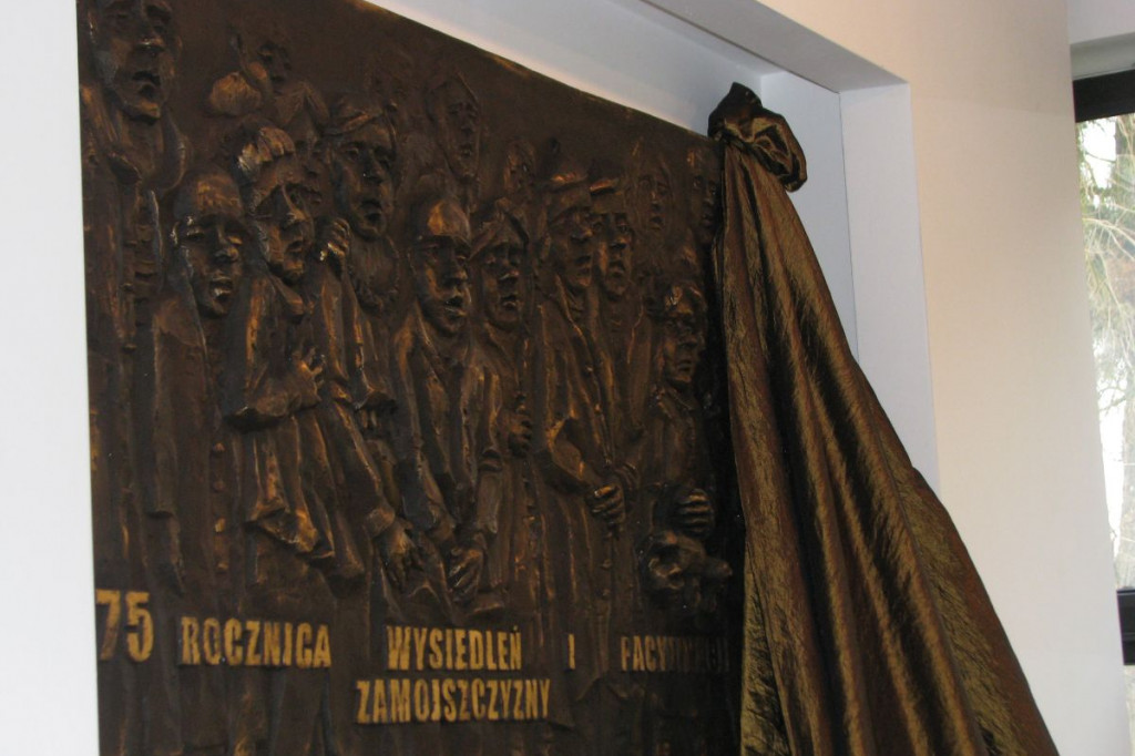 Zamość: 75. rocznica wysiedleń na Zamojszczyźnie - odsłonięcie tablicy w ZSP Nr 4 [FOTO]