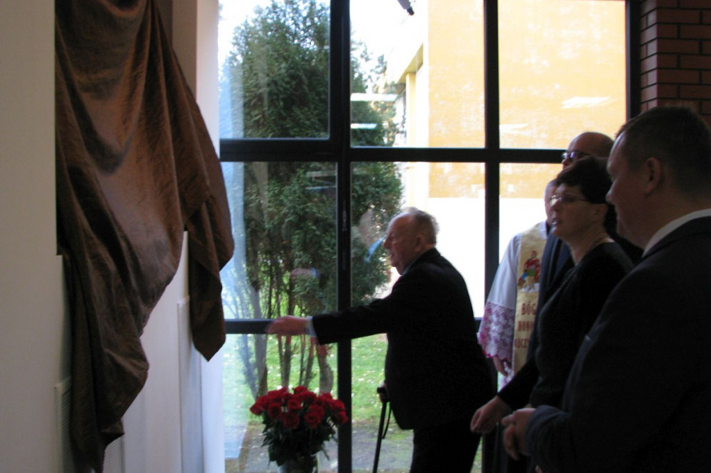 Zamość: 75. rocznica wysiedleń na Zamojszczyźnie - odsłonięcie tablicy w ZSP Nr 4 [FOTO]