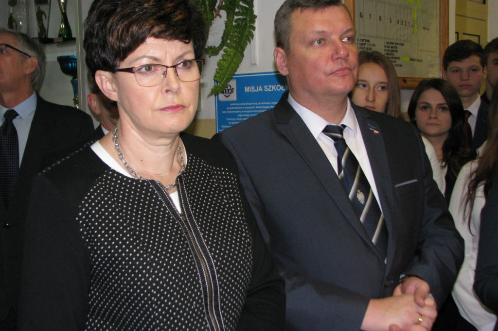 Zamość: 75. rocznica wysiedleń na Zamojszczyźnie - odsłonięcie tablicy w ZSP Nr 4 [FOTO]