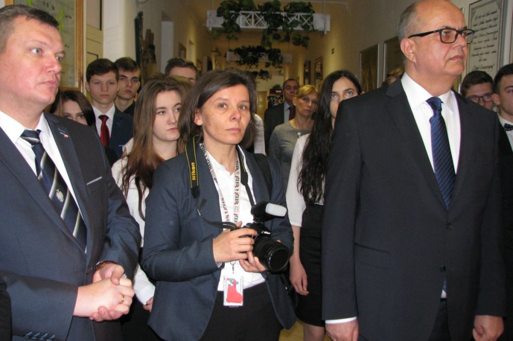 Zamość: 75. rocznica wysiedleń na Zamojszczyźnie - odsłonięcie tablicy w ZSP Nr 4 [FOTO]