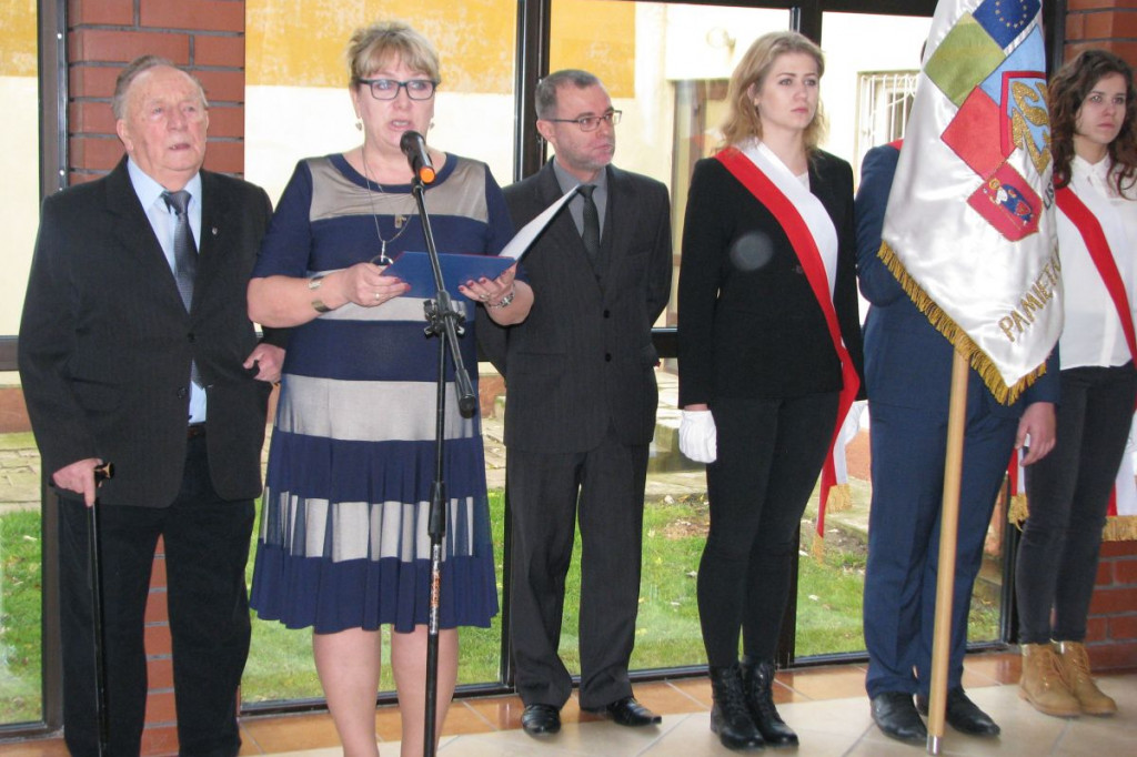 Zamość: 75. rocznica wysiedleń na Zamojszczyźnie - odsłonięcie tablicy w ZSP Nr 4 [FOTO]