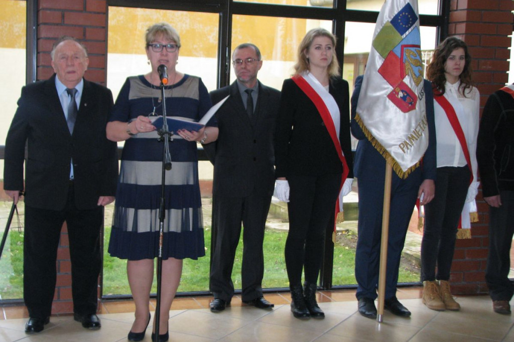 Zamość: 75. rocznica wysiedleń na Zamojszczyźnie - odsłonięcie tablicy w ZSP Nr 4 [FOTO]
