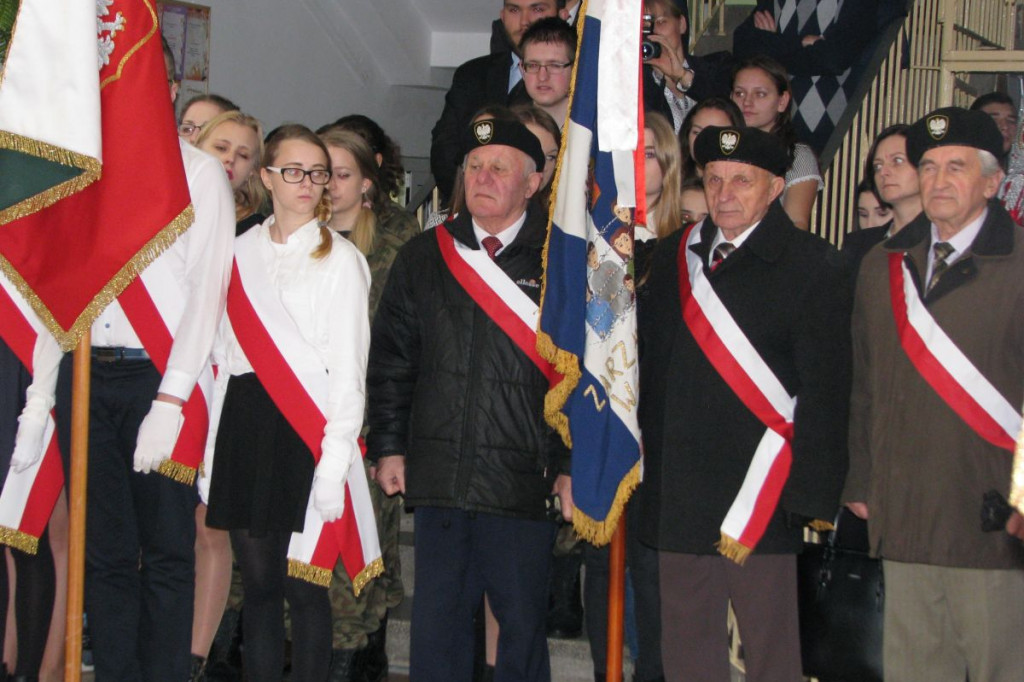Zamość: 75. rocznica wysiedleń na Zamojszczyźnie - odsłonięcie tablicy w ZSP Nr 4 [FOTO]