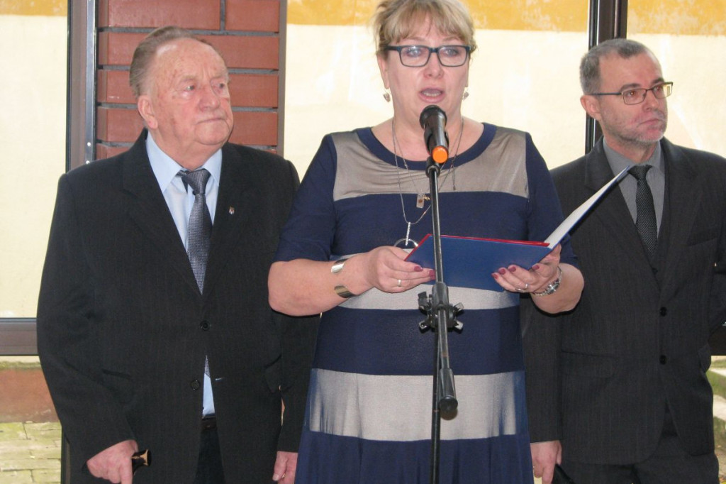 Zamość: 75. rocznica wysiedleń na Zamojszczyźnie - odsłonięcie tablicy w ZSP Nr 4 [FOTO]