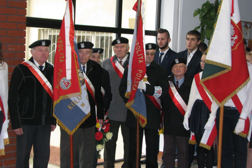 Zamość: 75. rocznica wysiedleń na Zamojszczyźnie - odsłonięcie tablicy w ZSP Nr 4 [FOTO]