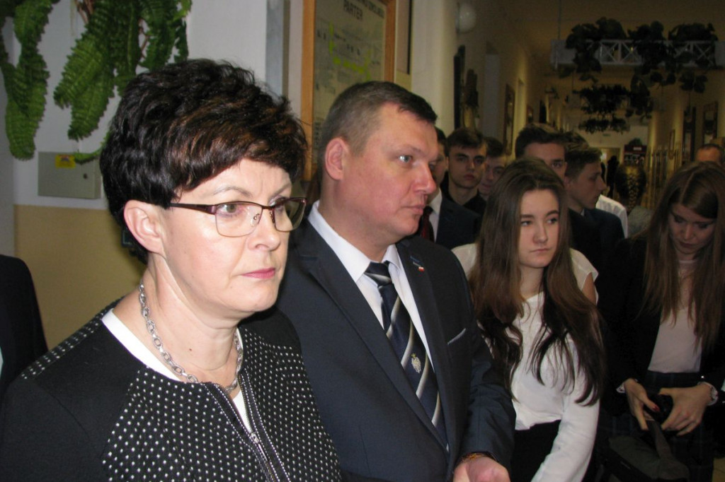 Zamość: 75. rocznica wysiedleń na Zamojszczyźnie - odsłonięcie tablicy w ZSP Nr 4 [FOTO]