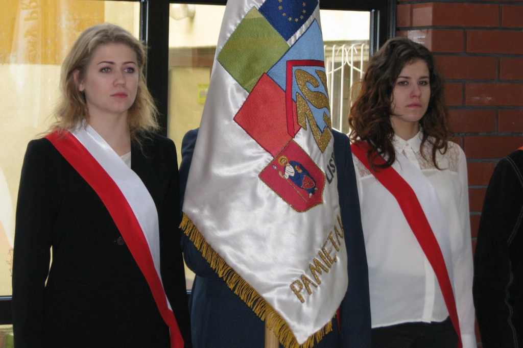 Zamość: 75. rocznica wysiedleń na Zamojszczyźnie - odsłonięcie tablicy w ZSP Nr 4 [FOTO]