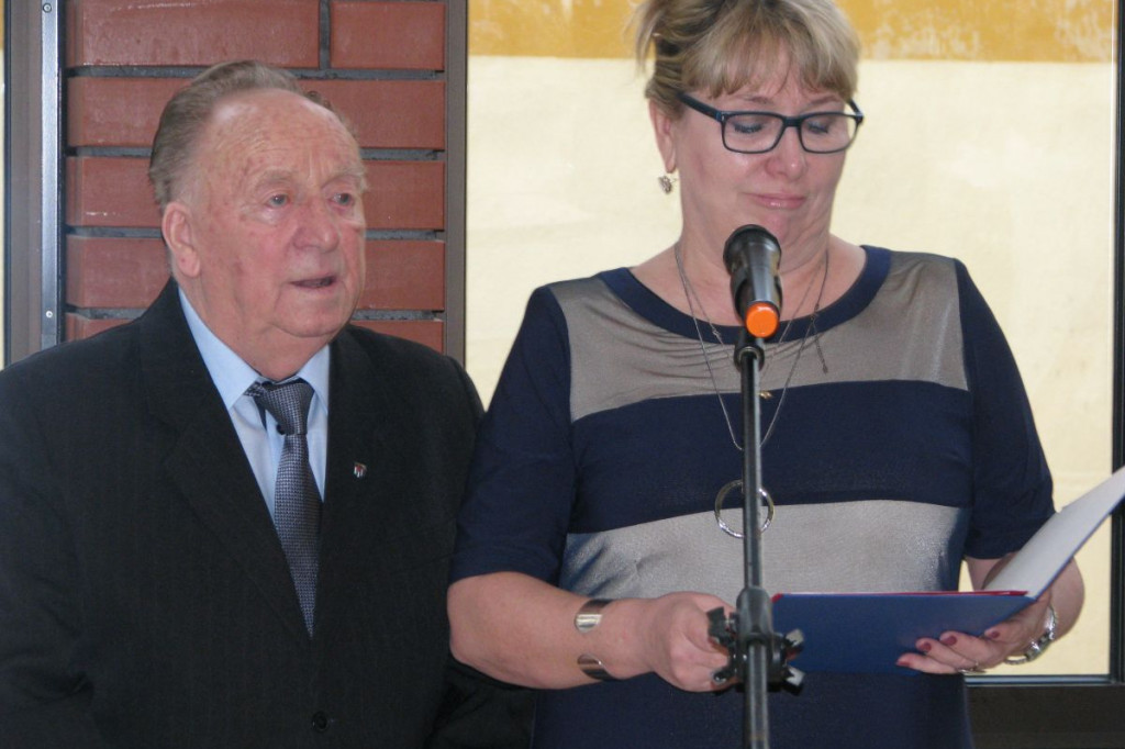 Zamość: 75. rocznica wysiedleń na Zamojszczyźnie - odsłonięcie tablicy w ZSP Nr 4 [FOTO]